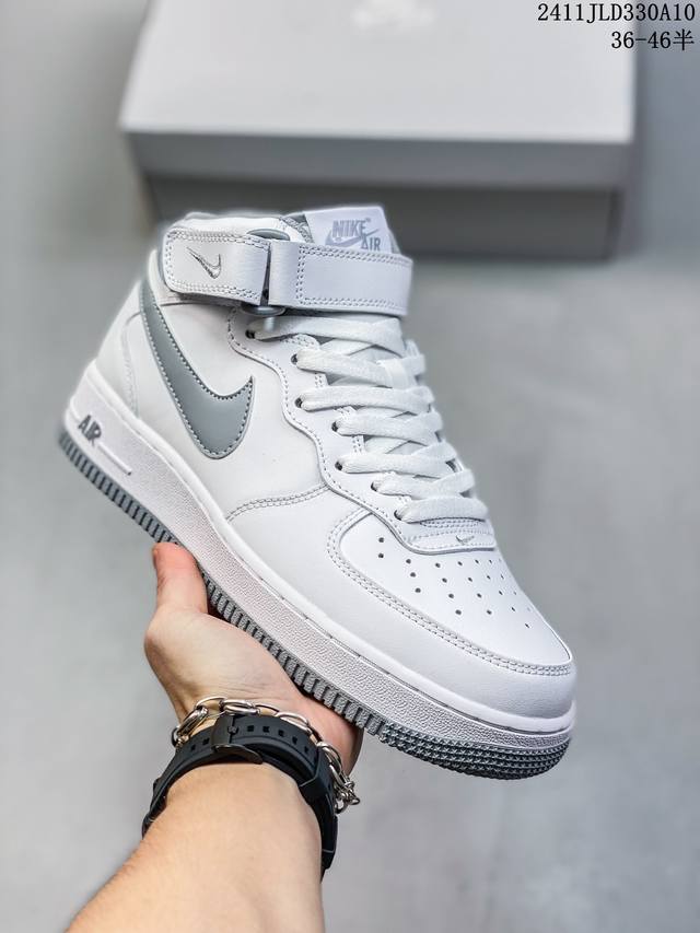公司级带半码耐克Nike AIR FORCE 7 空军一号低帮百搭休闲运动板鞋。柔软、弹性十足的缓震性能和出色的中底设计，横跨复古与现代的外型结合，造就出风靡全