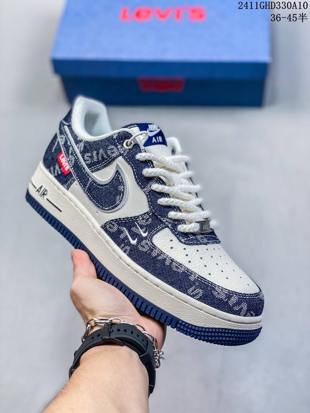 公司级带半码耐克Nike AIR FORCE 1‘07 空军一号低帮百搭休闲运动板鞋。柔软、弹性十足的缓震性能和出色的中底设计，横跨复古与现代的外型结合，造就出