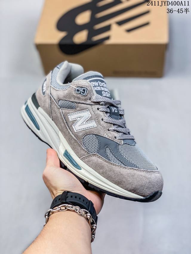 New Balance 新百伦 男女鞋真标半码制，原楦原纸版开发版型，采用固色猪巴革组合网眼织物鞋面材质，中底搭载全掌 FuelCell缓震科技，独立开发4层组