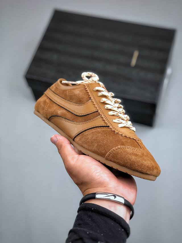 Dries Van Noten2024新款德训鞋，该鞋款的外观设计走在时尚前沿，简约休闲的？风格适合日常穿搭，其独特的风格款式构成了品牌身份重要的一部分。材质: