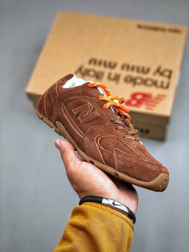 Miumiu x New Balance 联名款NB运动鞋 面料: 原版定制进口头层牛皮 内里：原版进口羊皮里 鞋底：原版开模防滑生胶底 尺码：36-44 半