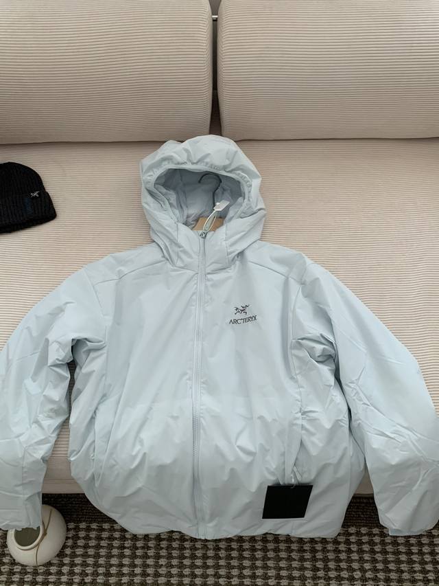 顶级版本，随意对比』 ARCTERYX 始祖鸟阿童木冬季轻量防风防水户外冲锋衣 连帽棉服 尺码：S 3XL 注：粉色最大到L码 颜色： 黑金 黑银 以太蓝 藏蓝