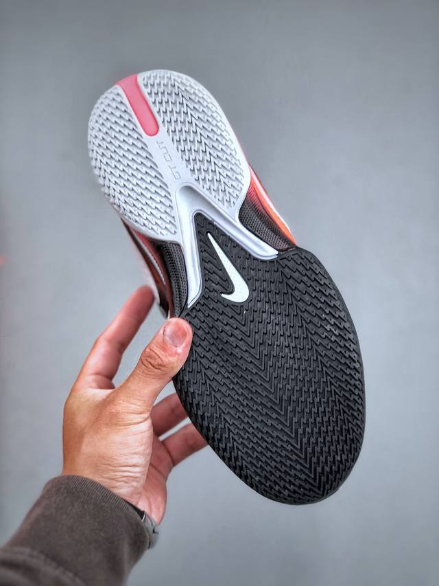 Nike Air Zoom G.T.CUT CROSS EP 系列篮球鞋 #全掌搭载了 ZoomX 泡棉，使得整双鞋在缓震表现上可谓相当优秀，拥有着顶级科技配置