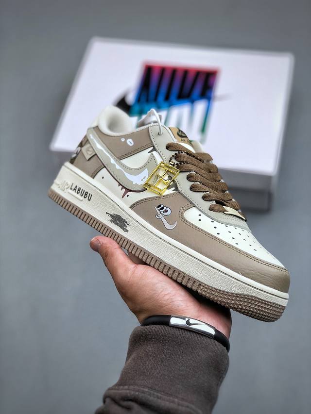 Nike Air Force 1 Low X Labubu “拉布布”空军一号低帮休闲运动板鞋 拉布布是一个充满魅力的小精灵。它有着色彩斑斓的身体，像是从梦幻世