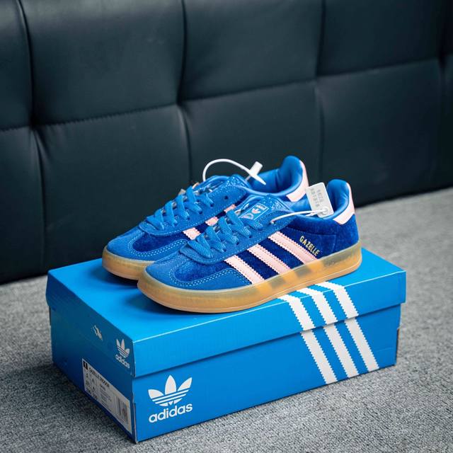 放店 阿迪达斯Adidas Originals Gazelle Indoor 三叶草复古防滑耐磨低帮板鞋 鞋款采用柔软的绒面革和耐用的皮革衬里融合在橡胶外底上