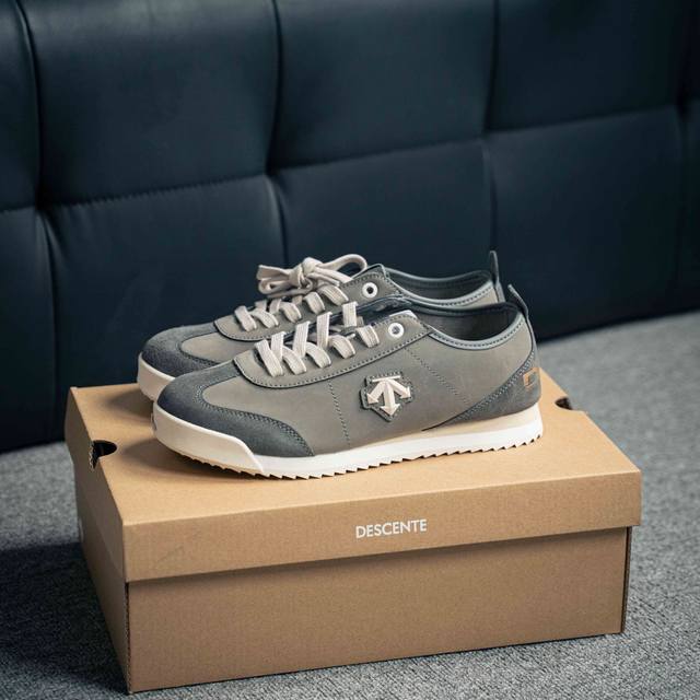 迪桑特DESCENTE Sport Style系列 CHRON RACER复古风 运动休闲鞋 复古运动鞋头层牛皮透气休闲鞋 轻松方便设计 搭配轻质弹性鞋底 脚感