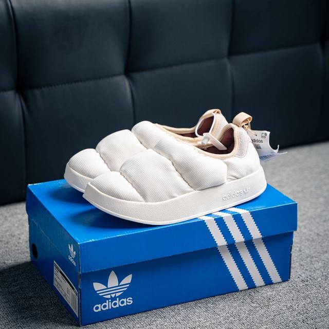 Adidas Originals Puffylette 一脚蹬袜套防水保暖面包鞋运动鞋 鞋面采用带有柔软内衬的编织材质制成 搭配鞋头显眼的 Three Stri