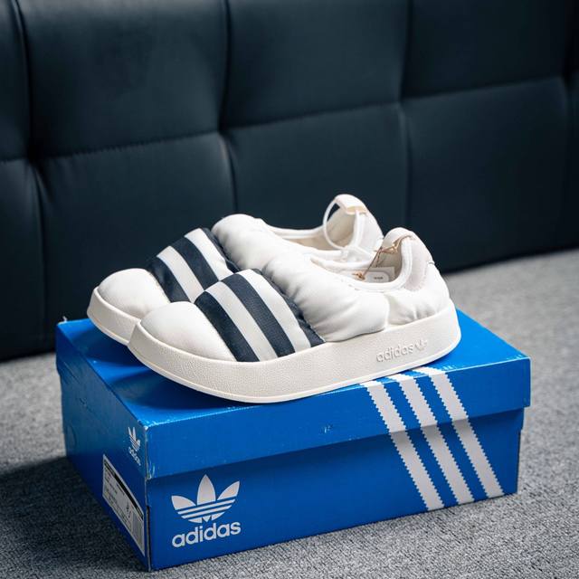 Adidas Originals Puffylette 一脚蹬袜套防水保暖面包鞋运动鞋 鞋面采用带有柔软内衬的编织材质制成 搭配鞋头显眼的 Three Stri
