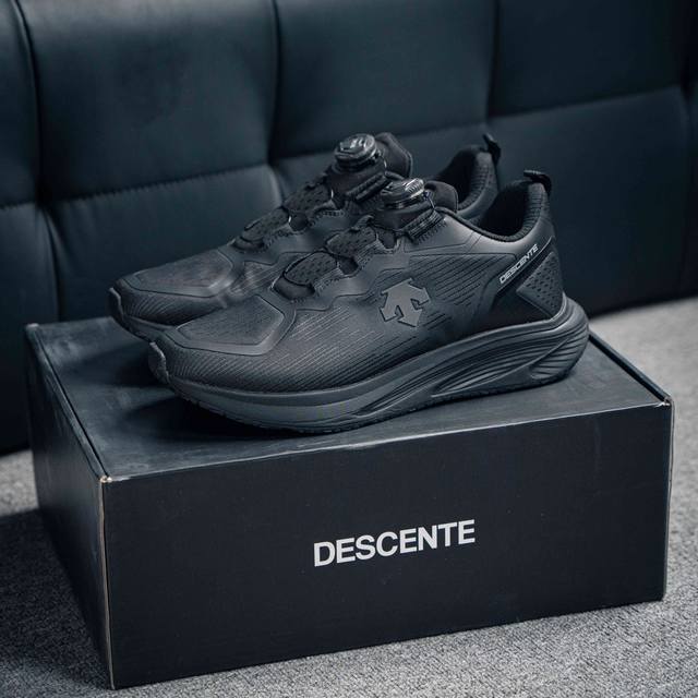 DESCENTE CHRON 迪桑特 透气休闲鞋 轻松方便的一脚蹬设计 搭配轻质弹性鞋底 脚感舒适 简洁的帆布鞋面设计适用于多场景穿搭 尺码：39 40 41