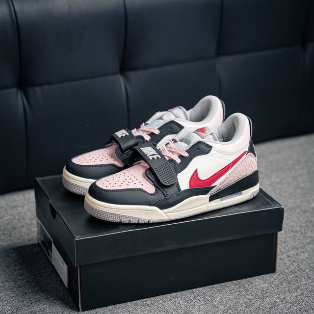 Air Jordan Legacy AJ312 复古篮球鞋 鞋身采用了皮革材质打造 横跨鞋面的魔术贴十分吸睛 侧面的Swoosh Logo的一部分被鞋面遮挡了一