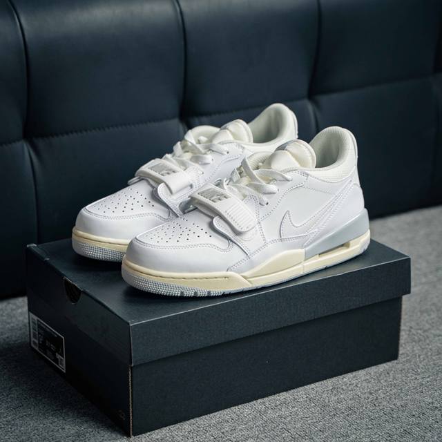 Air Jordan Legacy AJ312 复古篮球鞋 鞋身采用了皮革材质打造 横跨鞋面的魔术贴十分吸睛 侧面的Swoosh Logo的一部分被鞋面遮挡了一