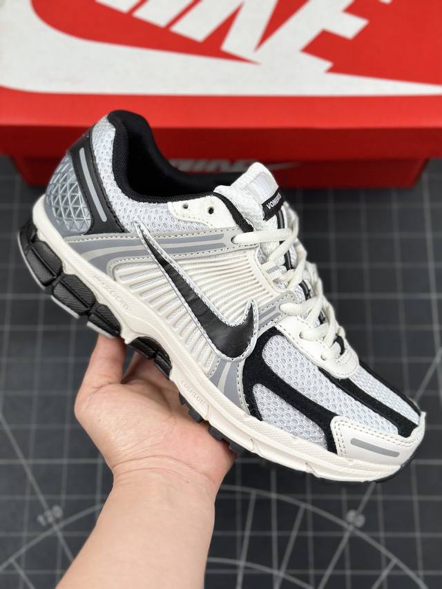 耐克 Nike Zoom Vomero 5 复古单品 经典复古潮流运动鞋 融蕴繁复设计风范和丰富层次感 缔造运动鞋佳选 助你轻松型出范 开辟独属于自己的路 鞋款