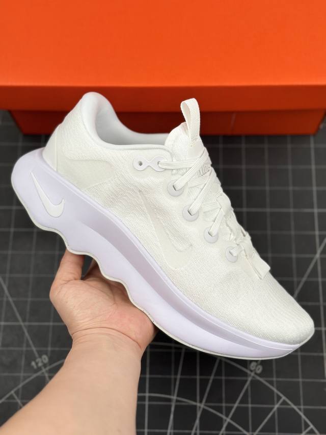耐克 NIke Motiva 耐克夏季透气缓震波浪跑鞋 鞋底采用夸张的弯曲几何设计，塑造弧形摇杆造型，助力轻松向前。顺畅迈步体验上脚即知，令你乐在其中。 中底采