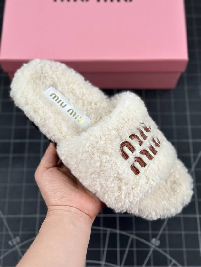 Miumiu 2024秋冬潮品毛毛拖 ！1：1开模秒杀市场一切版本 欧美名媛 明星 网红girl 大爱款 ，冰岛进口羊毛 单色羊毛蓬松柔软 亲肤柔软冬季必备款