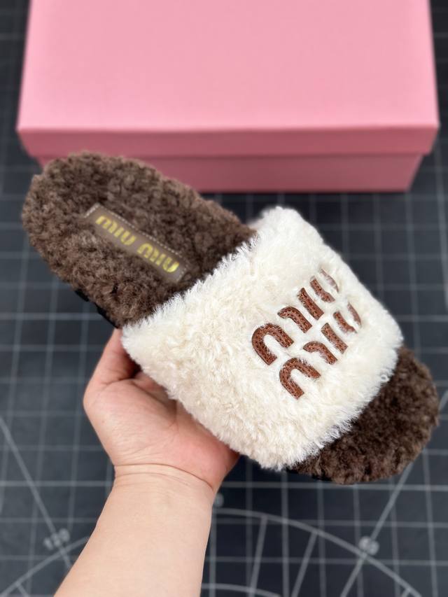 Miumiu 2024秋冬潮品毛毛拖 ！1：1开模秒杀市场一切版本 欧美名媛 明星 网红girl 大爱款 ，冰岛进口羊毛 单色羊毛蓬松柔软 亲肤柔软冬季必备款