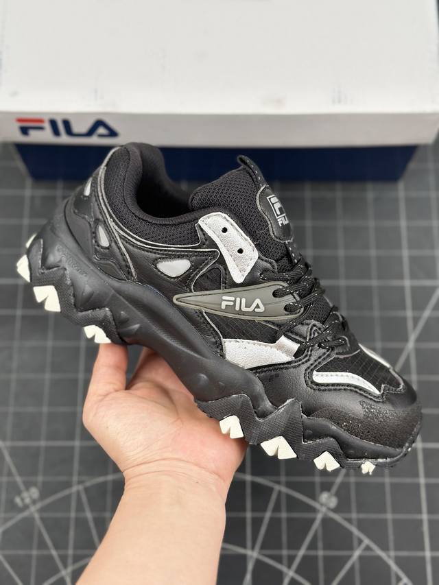特价 FILA FUSION 斐乐潮牌防滑耐磨轻便运动鞋 USION 系列传承了 FILA 的百年基因，融入年轻运动及潮流文化，成为引领变革、创新突破的一代。以
