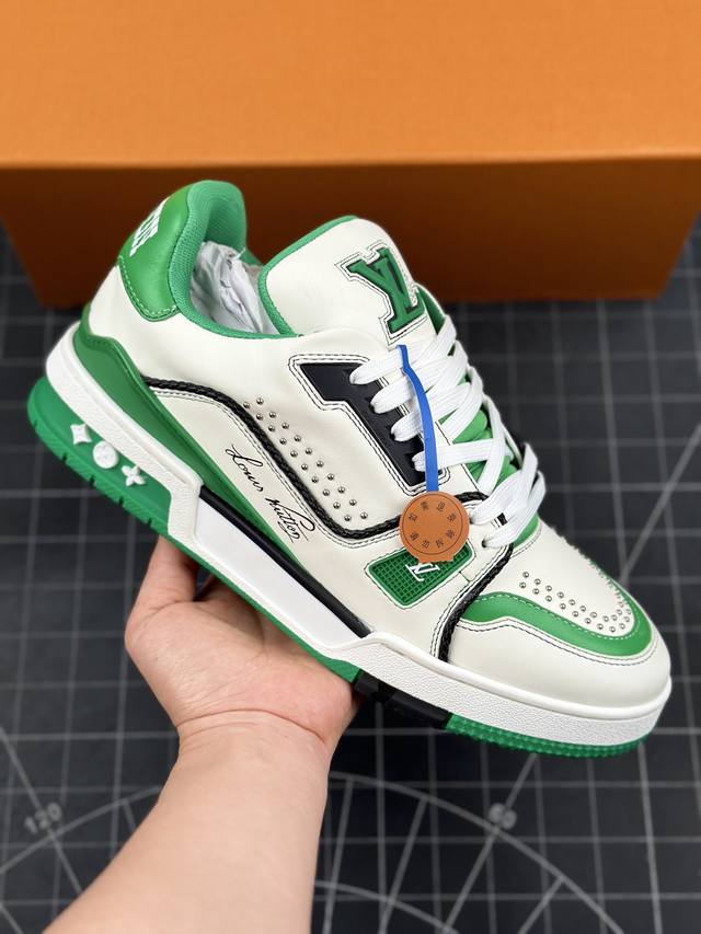 LV-路易-威登trainer 2024走秀最新款原版1：1开发复刻！！上脚非常舒适 做工精细鞋面由意大利进口小牛皮拼接，侧边饰有品牌LOGO标志，进口网布垫脚