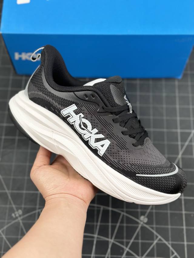 HOKA M SKYFLOW 低帮专业越野跑步鞋 粗矿型的鞋身上脚特别修饰腿型 经典的胖鱼头鞋型 超高颜值厚重皮质与热压鞋身质感让提升双层发泡中底增加整体鞋身造