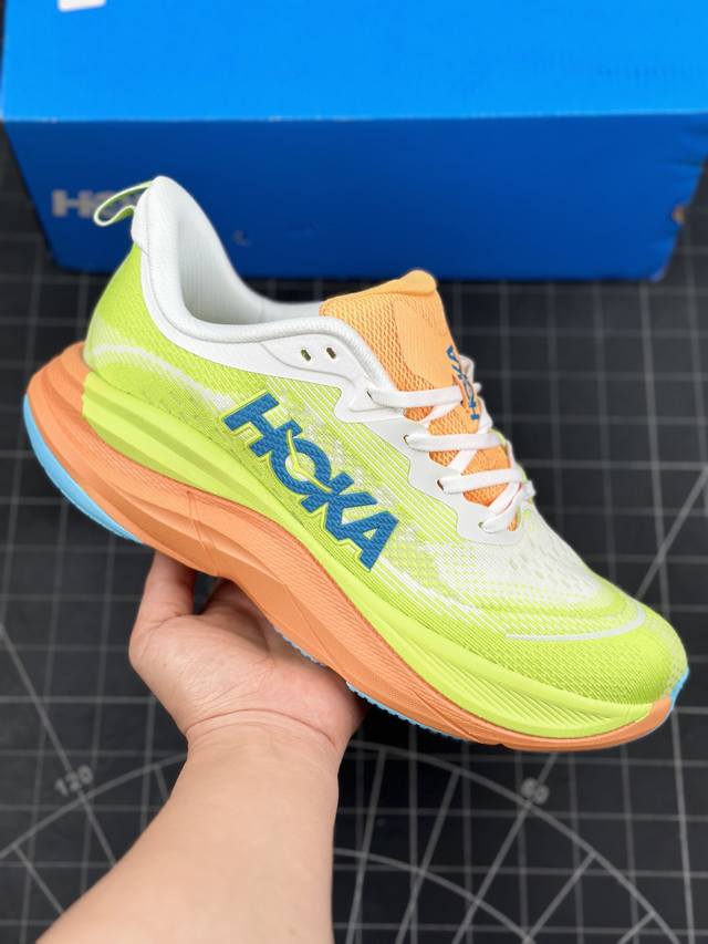 HOKA M SKYFLOW 低帮专业越野跑步鞋 粗矿型的鞋身上脚特别修饰腿型 经典的胖鱼头鞋型 超高颜值厚重皮质与热压鞋身质感让提升双层发泡中底增加整体鞋身造