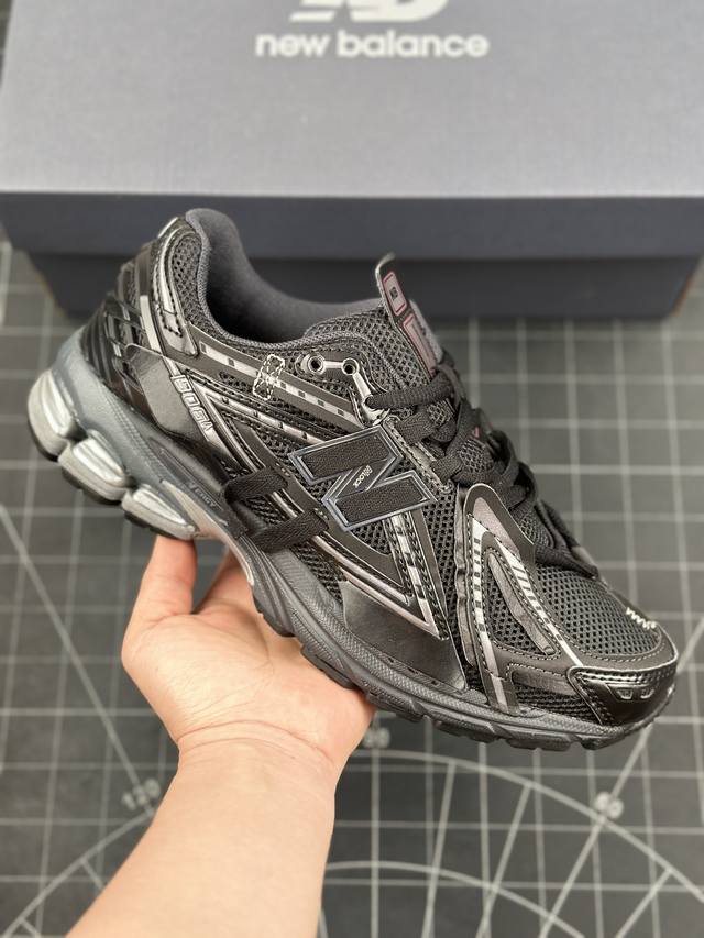 新百伦 New Balance M1906系列 复古运动鞋单品宝藏老爹鞋 作为NB最经典的档案鞋型之一，与 2一样，1906有着NB最成熟的技术加持和复古款式，