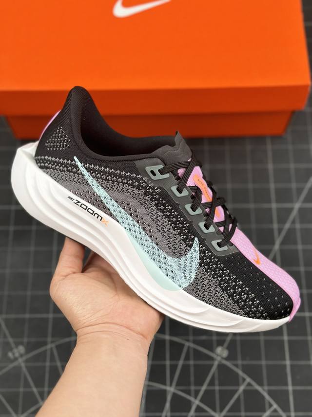 Nike W Pegasus Plus 飞马系列透气缓震运动跑鞋 #全新一代拥有 Zoom Air 一如既往的稳定感和流畅感 鞋面采用工程网眼设计 为特定高热区