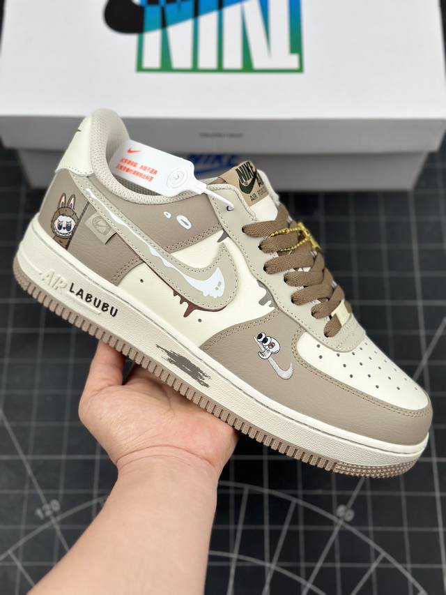 Nk Air Force 1'07 Low x Labubu 拉布布 空军一号低帮休闲运动板鞋 #拉布布是一个充满魅力的小精灵。它有着色彩斑斓的身体，像是从梦幻