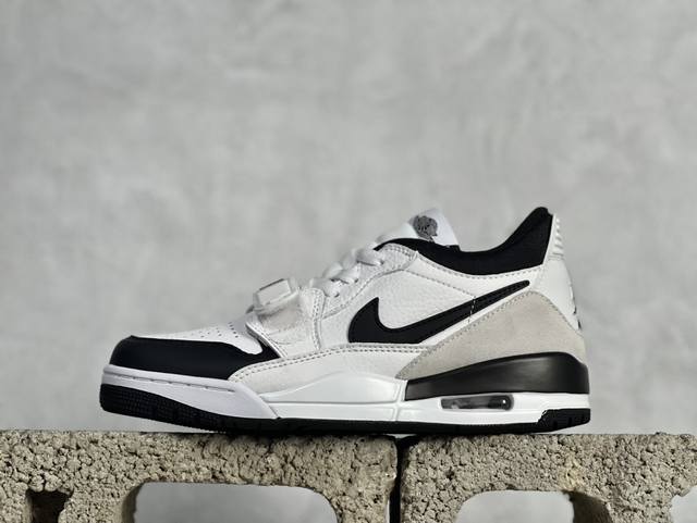 KZ版 Air Jordan Legacy 312 Low 有着交错结合的设计，它的名字就展现出它所包含的鞋款元素，312 分别对应了 Air Jordan 3