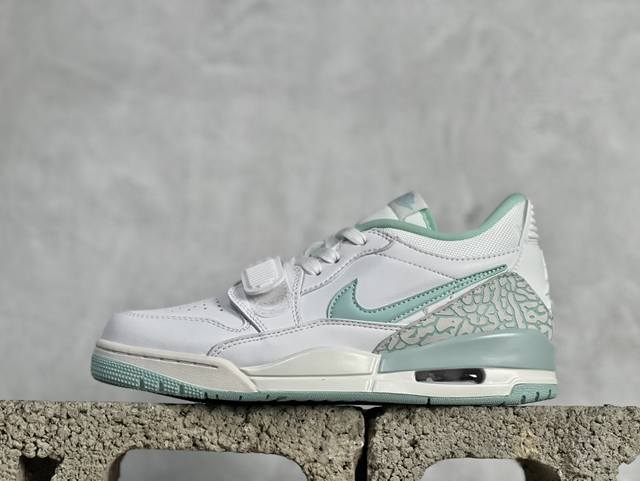 KZ版 Air Jordan Legacy 312 Low 有着交错结合的设计，它的名字就展现出它所包含的鞋款元素，312 分别对应了 Air Jordan 3