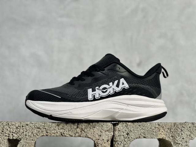 HOKA M SKYFLOW 低帮专业越野跑步鞋 粗矿型的鞋身上脚特别修饰腿型 经典的胖鱼头鞋型 超高颜值 厚重皮质与热压鞋身质感让提升双层发泡中底增加整体鞋身