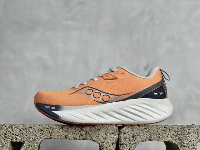 Saucony Triumph 22 索康尼胜利22代旗舰级缓震型跑鞋 性能相比前几代再升级：鞋面采用全新升级的工学网设计 贴合脚部更透气 中底部分使用最新的P