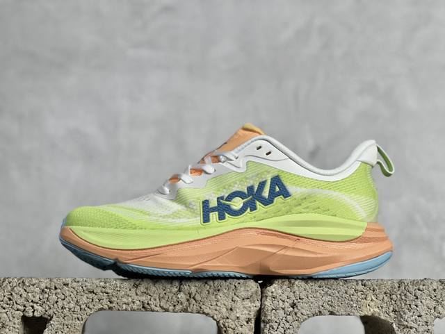 HOKA M SKYFLOW 低帮专业越野跑步鞋 粗矿型的鞋身上脚特别修饰腿型 经典的胖鱼头鞋型 超高颜值 厚重皮质与热压鞋身质感让提升双层发泡中底增加整体鞋身