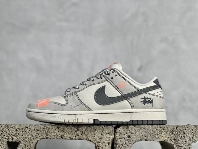 Nk SB Dunk Low 斯图西联名-贴布灰白深灰勾 周年高端定制 低帮休闲板鞋 MM1089-024 #定制鞋盒 大厂纯原品质出货 超高清洁度 皮料切割干