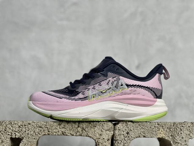 HOKA M SKYFLOW 低帮专业越野跑步鞋 粗矿型的鞋身上脚特别修饰腿型 经典的胖鱼头鞋型 超高颜值 厚重皮质与热压鞋身质感让提升双层发泡中底增加整体鞋身