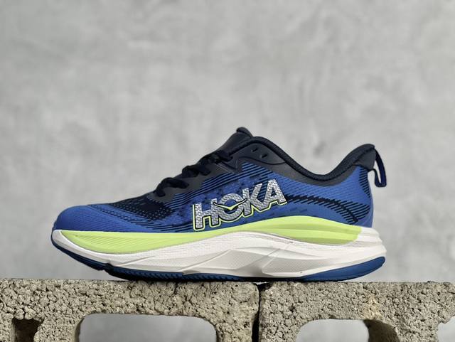 HOKA M SKYFLOW 低帮专业越野跑步鞋 粗矿型的鞋身上脚特别修饰腿型 经典的胖鱼头鞋型 超高颜值 厚重皮质与热压鞋身质感让提升双层发泡中底增加整体鞋身