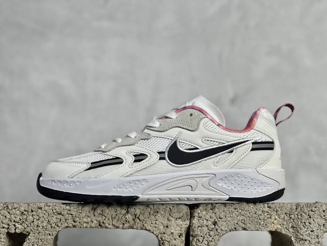 FUTURA x Nike Jam 系列 采用鞋面合成皮革与网眼布设计 以便于运动员在霹雳舞运动中的保护和耐穿 中底设计细节采用翻转SWOOSH设计 使得倒立动