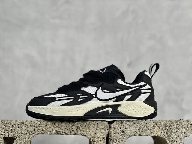FUTURA x Nike Jam 系列 采用鞋面合成皮革与网眼布设计 以便于运动员在霹雳舞运动中的保护和耐穿 中底设计细节采用翻转SWOOSH设计 使得倒立动