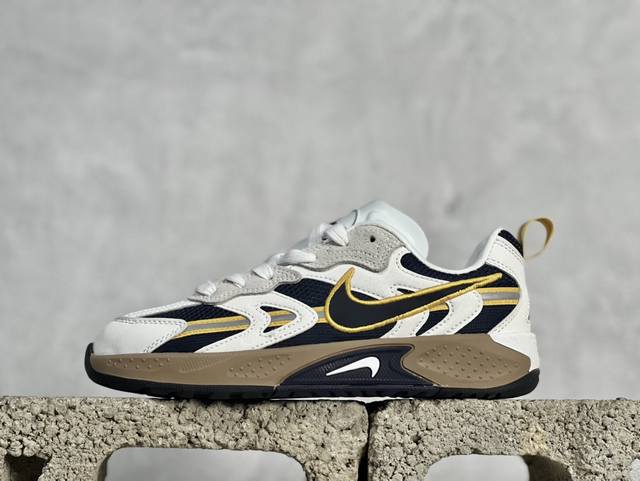 FUTURA x Nike Jam 系列 采用鞋面合成皮革与网眼布设计 以便于运动员在霹雳舞运动中的保护和耐穿 中底设计细节采用翻转SWOOSH设计 使得倒立动