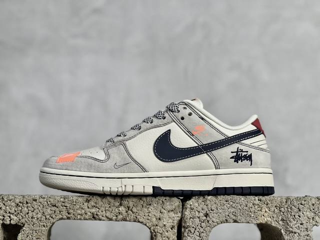 放店私 Nk SB Dunk Low 斯图西联名-贴布灰白深蓝勾 周年高端定制 低帮休闲板鞋 MM1089-025 #定制鞋盒 大厂纯原品质出货 超高清洁度 皮