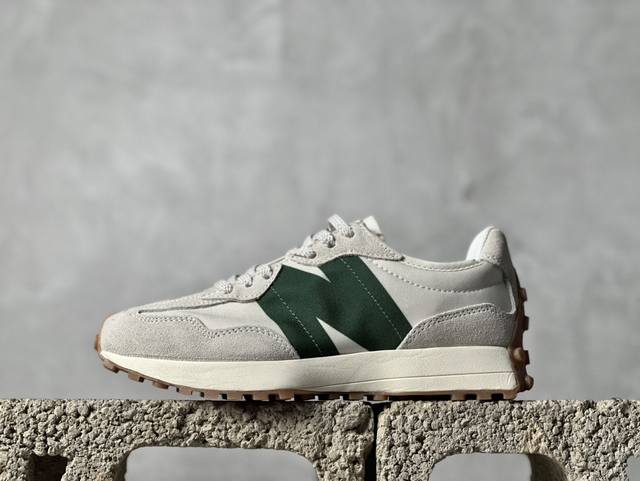 BF版 New Balance MS327 复古休闲运动慢跑鞋 全新 New Balance 327 系列，以更纯粹的复古风格设计打造的全新造型。侧身还以解构设