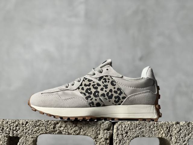 BF版 New Balance MS327 复古休闲运动慢跑鞋 全新 New Balance 327 系列，以更纯粹的复古风格设计打造的全新造型。侧身还以解构设