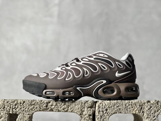 NK Air Max Plus 复古气垫跑鞋 中底造型大部分保留，仅在前段追加了加固上翻 鞋面的经典轮廓得以重塑 带来更契合现代审美的外观 整双鞋采用撞色妆点