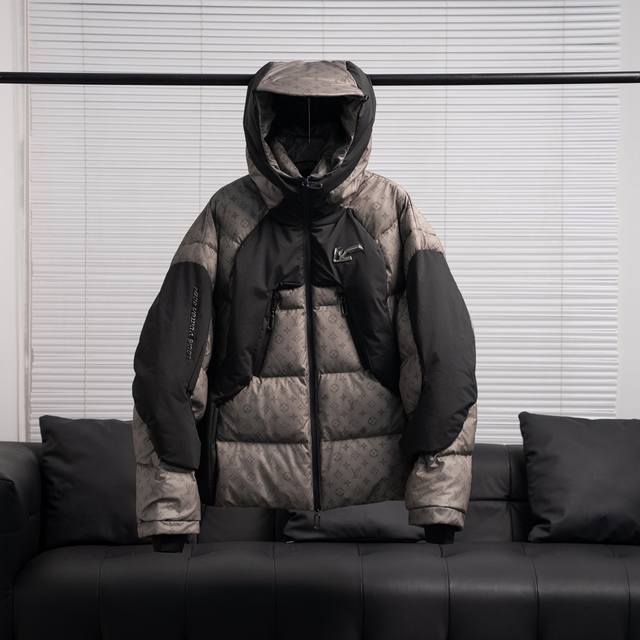 渠道优势 ！ 外贸保真版 驴牌 LV限定款老花温感连帽羽绒服此款羽绒夹克 尺码 44 46 48 50 52 54 采用热敏和水敏科技面料将经典的老花元素铺满，