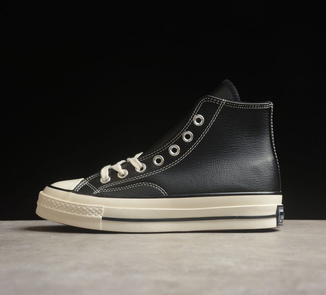 Converse Chuck 70s 黑色皮面 鞋面搭配1970s经典配色 内里黑色短绒帮助抵御寒冷 是畏冷者的最爱 经典星星脚踝贴片致敬传统 在寒冷的冬季你也