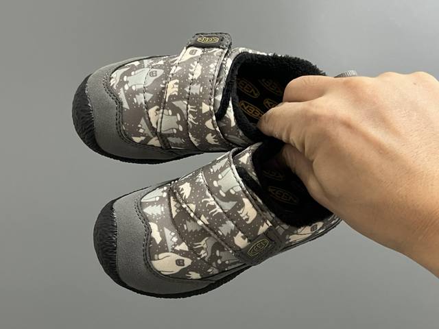 加绒keen低帮儿童魔术贴棉鞋 Size：26-37码 户外大佬出棉鞋啦 优质的皮料拼接，高级满满 魔术贴设计，穿脱方便 原装橡胶耐磨防滑大底，满足各种地形 内