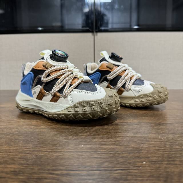 加绒款 Nk登山鞋一代27-37 内里保暖绒特别的细腻亲肤，上脚不会有扎脚的感觉和任何不适 这精致的旋钮扣，旋钮科技设计，一提即开，一旋即紧，便携好穿脱。