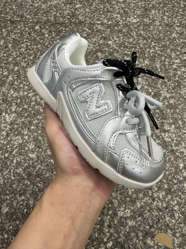 Nb530Miumiu联名童鞋 复古德训鞋 尺码26–37码 优质尼龙材料牛皮拼接，透气又舒适橡胶耐磨防滑大底