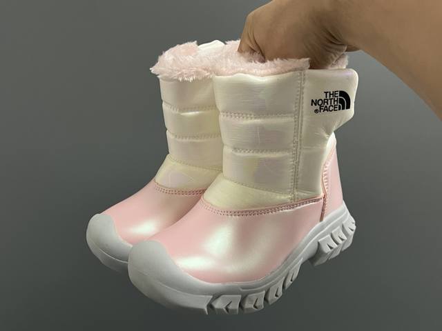 北家新款炫彩高帮魔术贴儿童雪地靴 Size：28-37码 经典炫彩配色，超好看 内里加绒，保暖又舒适 高帮款式设计，防风又保暖 橡胶耐磨防滑大底，脚感不言而喻