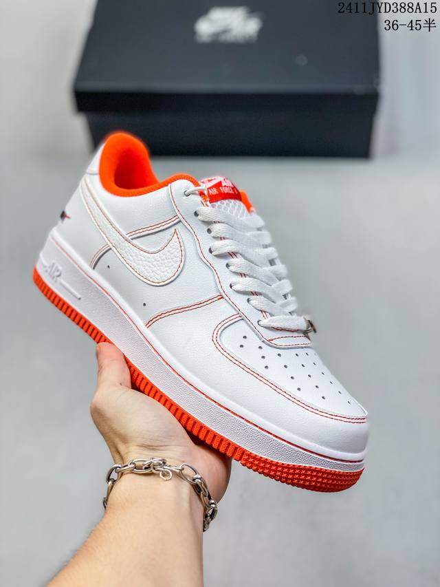 公司级带半码耐克nike Air Force 7 空军一号低帮百搭休闲运动板鞋。柔软、弹性十足的缓震性能和出色的中底设计，横跨复古与现代的外型结合，造就出风靡全