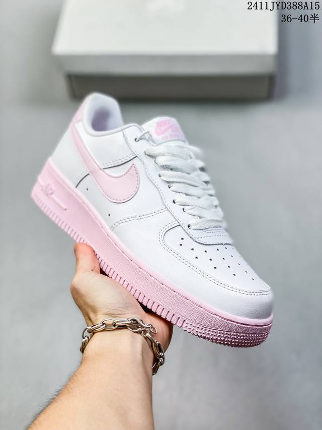 公司级带半码耐克nike Air Force 7 空军一号低帮百搭休闲运动板鞋。柔软、弹性十足的缓震性能和出色的中底设计，横跨复古与现代的外型结合，造就出风靡全