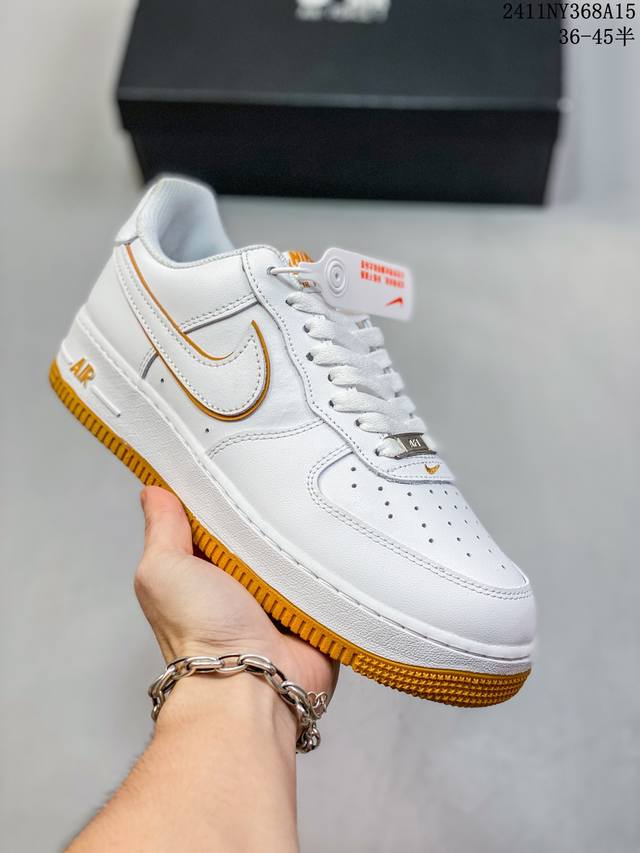 福利特价带半码耐克nike Air Force 1‘07 空军一号低帮百搭休闲运动板鞋。柔软、弹性十足的缓震性能和出色的中底设计，横跨复古与现代的外型结合，造就